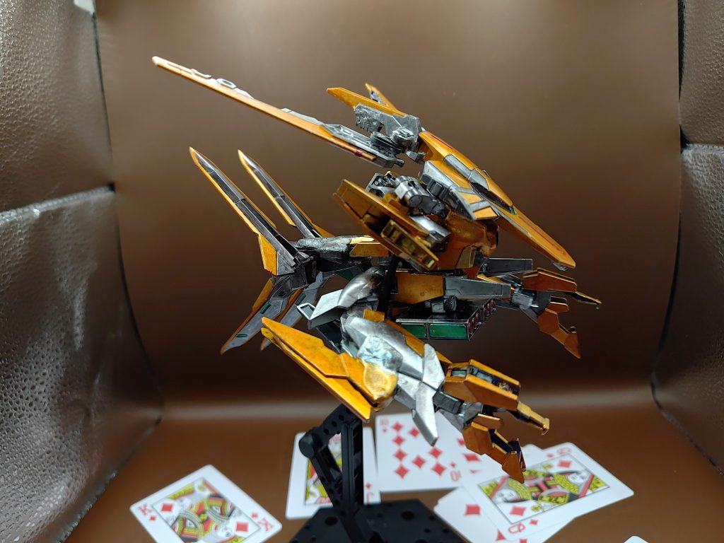 ◯サイドから脚をクローに変形させて、サイドのウイングからサーベルを展開する。また、展開したブースターは非常に高出力なため、MSやMAとは違う超兵にしか扱えない形態となっている。