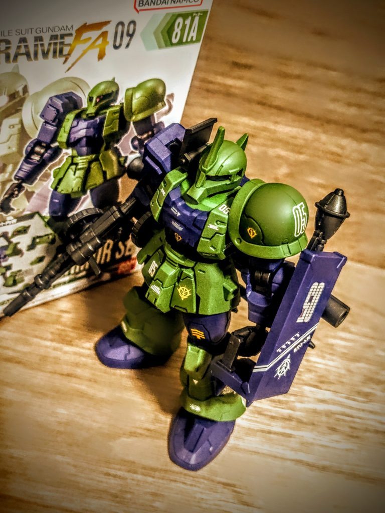 というわけで今回はここまで。ターンテーブルの上にちょっと小物を加えて、くるくる回っているのを見ると嬉しくなれます。さて、私は次回はどんなキットに出逢えるんでしょうかね。3機目行ってしまいそうな所を我慢しつつ、積んでるキットも組み立てなくちゃ。それにしても今回はこの旧ザクが格好良すぎる、これは我慢、出来るのかな（泣）。それではまた次回お会いしましょう。ではまた。