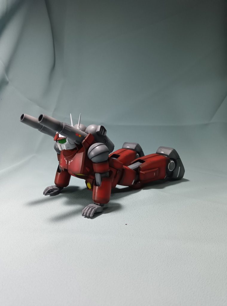 専用手首を付ける事で、メモリアルアクションとして砲撃体勢を取らせることができます。&nbsp;という事で、HGUC（001）ガンキャノンの紹介でした。今となってはかなり古いキットなので、可動範囲とかはかなり微妙で、特に腰は構造的に「逆に動かせない様にしてる？」と思うくらい可動域が狭いですし、フロントアーマーも太腿に思いっきり干渉しますし、足首もデザインレベルで左右への可動が狭いです。さらに、合わせ目も多く、頭部も腕も足もキャノンもライフルも全身に合わせ目があり、特に足の裏は割と複雑な形状なので合わせ目を消すのが面倒だったうえ、仕上がりもあえて見せる程の仕上がりには出来ませんでしたので今回は画像はありません。色分けは全体的には良いのですが、バイザー部分はクリアパーツではなくシール再現だったので、今回はキャンディ塗装で仕上げました。ライフルの照準器の部分も色分けされておらず、作っていてどう表現するのが良いのか迷ったのですが、今回はキャンディ塗装ではなく普通のイエローで塗装しました。デカールに関しては、HGUCやMG等の公式作例を参考にしつつ、多少のアレンジを加えてガンダムデカールやロボデカール等を貼っています。一応、このガンキャノン専用のガンダムデカールもあったので、それがメインになってはいますが、くるぶしの円形の部分が広い円形の曲面を覆う形で貼らなければならなかったので、かなり貼り辛く、ソフターでかなり柔らかくしながら貼らなければ全く形が馴染まなかったのですが、今にして思うと、白いラインの部分だけを切り抜いて４分割して貼った方が楽だったかもですね。ちなみに、今回は科学原理レベルで模型作りを行っている事で有名なプロモデラーの鋭之介‘初代’日野さんが紹介していた、「デカールは糊ではなくソフターで溶着させる」というのを実践してみたのですが、確かに結構しかっり貼れますし、思ったよりは貼りやすかったです。ただ、ハセガワとかの特に薄いデカールとかでやると一気に難易度が上がるそうなので、使い分けが必要な技術のようですね。色々と難点のあるキットではありますが、この後に発売された何種類かのガンキャノンと比べても、このガンキャノンは特にプロポーションが劇中に近いマッシブ体系で、重装甲メカ好きの自分にはドストライクのゴツさで、まさに「俺の好きなあのガンキャノン」という感じです。自分の場合、作ったものは武器を構えて立たせておくだけなので、可動範囲はそんなに気にしませんし、プロポーションの方が圧倒的に大事だと思っているので、そういう意味ではこのキットは結構好きですね。
