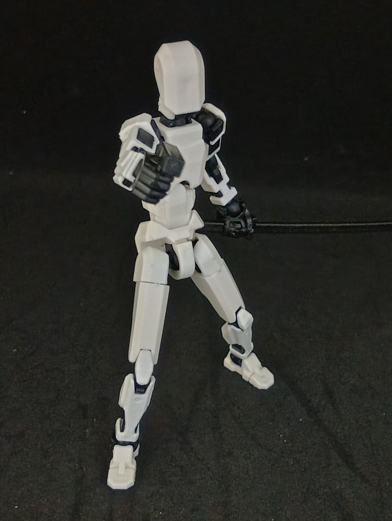 戦闘フィギュアってコレね。一応ご存知ないかたのために。セリアで１００円っス。大きく足を上げた格闘ポーズもさることながら、微妙な猫背感などで自然な立ち姿を表現できるところがお気に入り。