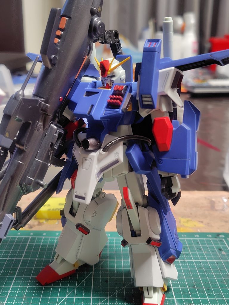 デカールと汚し前。旧キットの白いアーマーもいいかと思ったんですが、やはりアニメ版のブルーが良いですね(gundam-kao6)