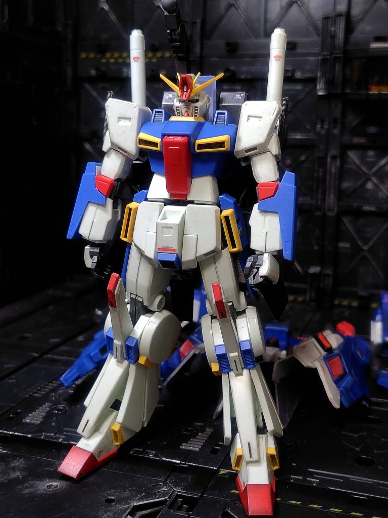 中の人。アーマーで見えなくなる部分はデカールはおろかスミ入れもせずゲート処理すらサボってます(gundam-kao2)いいんです見えないんだから。頭部ハイメガキャノンを少し下げて目つきを悪く、両肩にネオジム仕込み、腰の青いパーツは干渉するので無し。足りない色を塗っただけなのでほぼ成型色のままです。