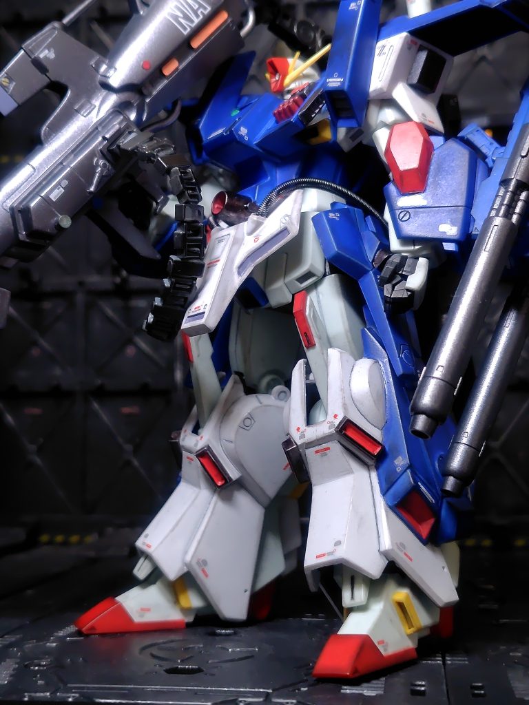 実はメガキャノンを銃持ち手で持つことができません(gundam-kao9)握り部分を可動化せずに合わせ目消しちゃったので諦めて、サーベル持ち手でなんとなく持ってるみたいにしてます(gundam-kao5)でもMGとかの写真もよく見ると持ってるようで持ってないのが多いんですよね。
