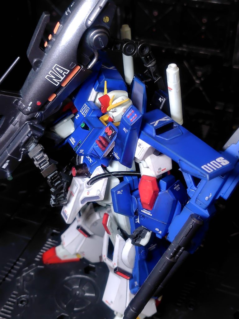 腰のスプリングが意外と強く、フロントアーマーがしっかり固定されます。バックパックとハンドパーツ、ベルト、キャノンのジョイントは黒鉄色でスプレー塗装