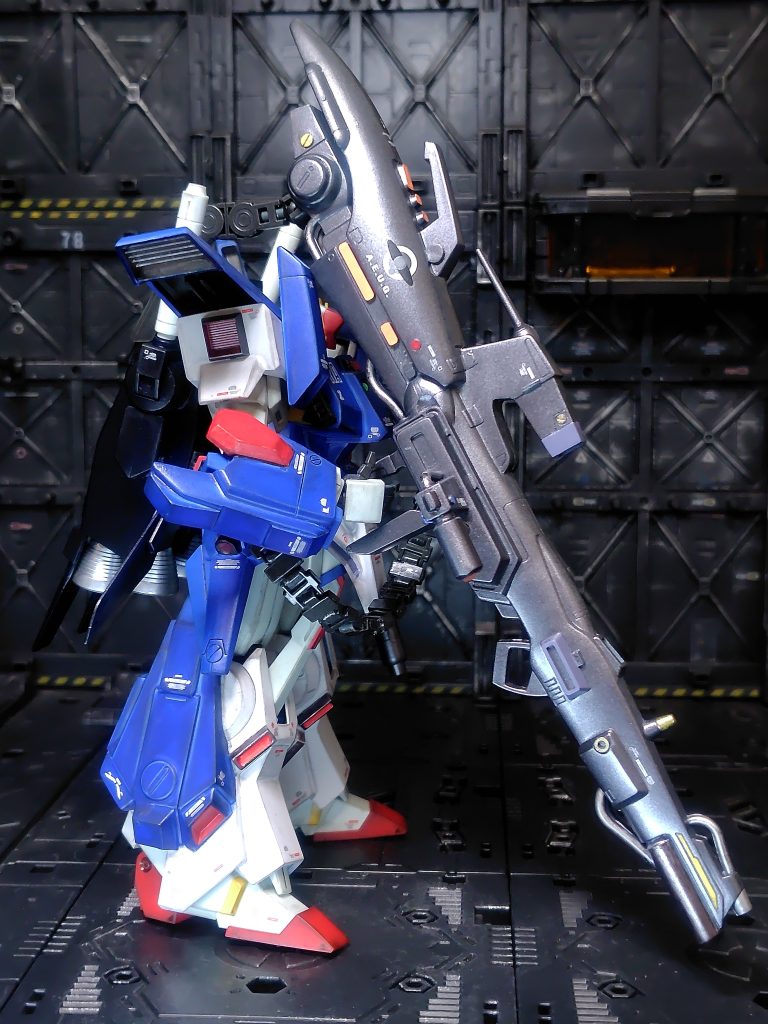 メガキャノンの部分塗装やアーマーの赤部分など、今回はDSPIAE のマーカーが大活躍しました。赤や黄でも発色が非常に良くて使いやすい！肩のダクトは切り飛ばして別パーツに交換。合わせ目消しにくかったので(zaku-kao4)
