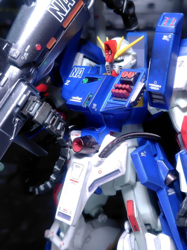 胸のセンサー部分はHアイズや自作キラキラシールでそれっぽく。デカールは手持ちのガンダムデカールを組み合わせてカトキっぽく。アーマーはMSブルー(Z)とピュアホワイトでスプレー塗装し細かいところはマーカー塗装。スラスター部をガンメタルにしたり少しアレンジしています。