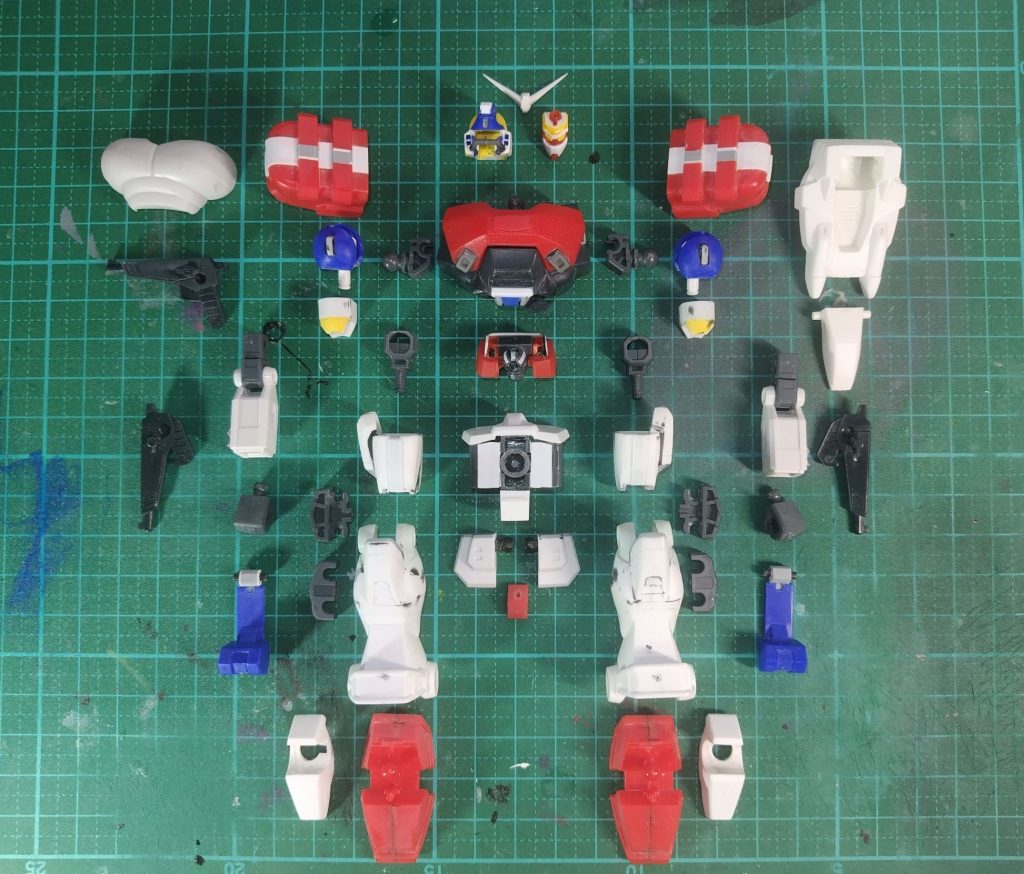 マックスターは最も手こずりました。他と同様、フェイスはEGガンダムを芯にして作り替え、顔面のパイプガードも作らないといけない、青いナックルパーツの可動部も考えないといけない、頭がデカすぎるとか、色んな箇所を彫り直したりとか、、本当は肩幅広すぎ問題、ボクサーモード胸板厚すぎる問題もありましたが、モチベが保たずいじらないことに。