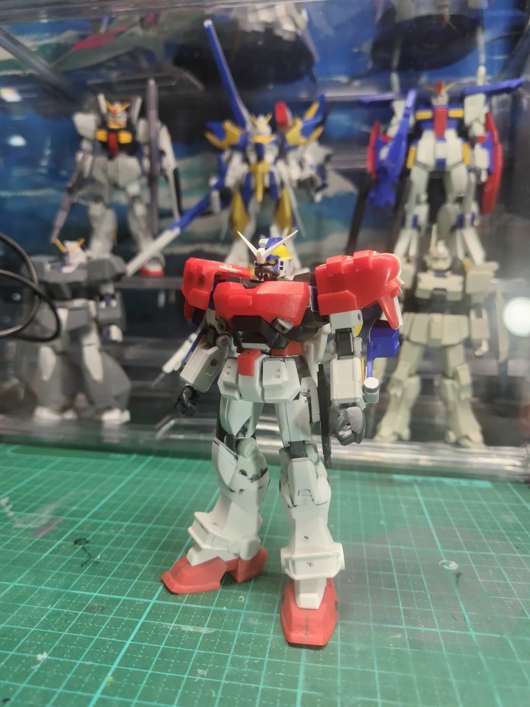 元々は旧キットの顔だけHG化してカコよくする、というプロジェクトでしたが、そんなに上手くいくはずもなく全身をいじる羽目に。