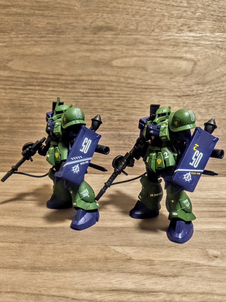 陸戦型ジムとはまた違ったミリタリー感といいますか、あっちも素晴らしいんですが。やっぱりダークグリーンがよりミリタリー感を演出してくれるんでしょうか。似たようなデカールを似たような位置に。そしてちょっとだけ変えてあげると違う機体に（笑）、量産型ってやっぱり素晴らしい。そして並べていると気がついたらどんどん増えていきます、お金が、、、量産型ってやっぱりおそろしい。