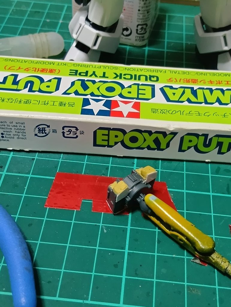 デブは許さぬ！　ﾌﾞｰﾒﾗﾝ　ｸﾞｻｯ　ｗ腰の白部分のフレーム。カバーを被せずに部品としてプラ板とエポパテで造形。横隔膜あたりの赤部分も取り付けず、フレームを直接マスキングして赤く塗装。黒立ち上げからのイタリアンレッドで好みの赤に。