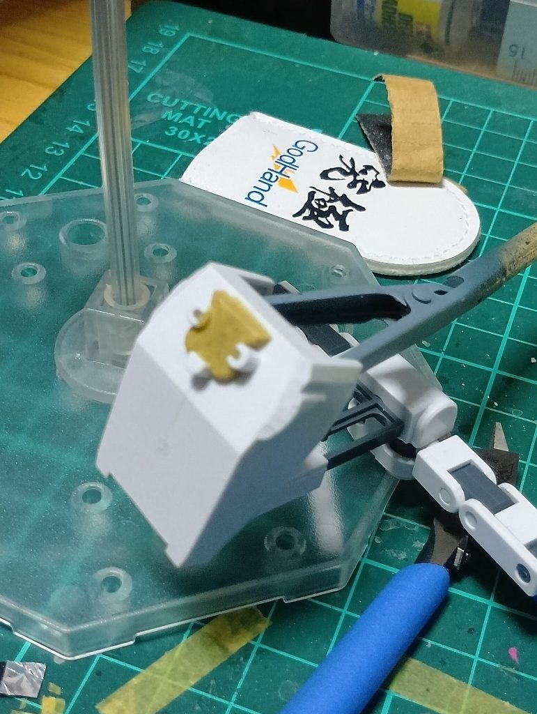少し接触部分を削って、ちょろっとエポパテ