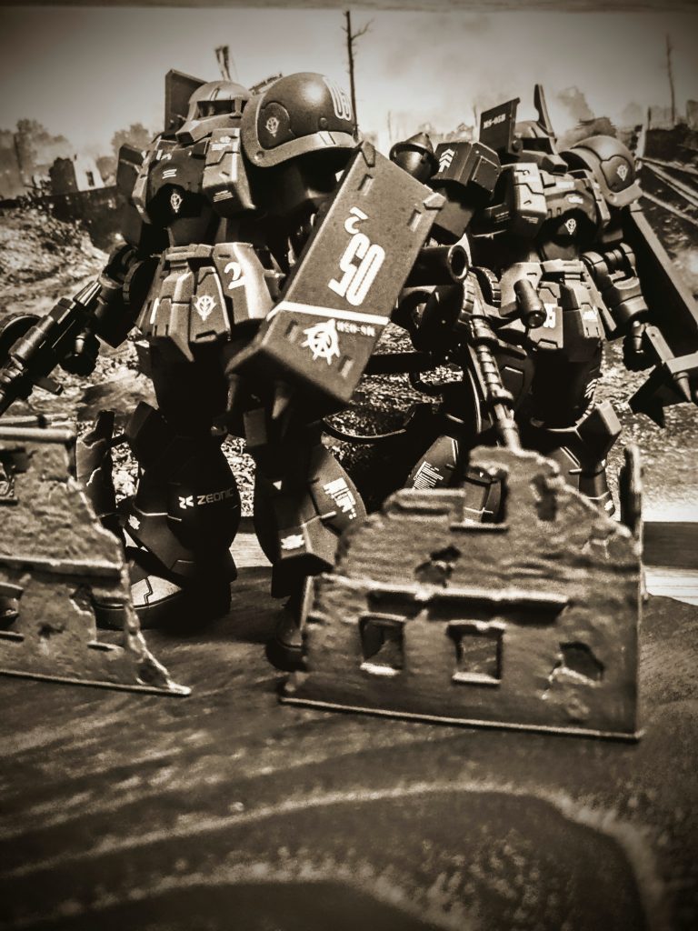 悩んだときは諦めましょう。白黒にすると、とりあえず誤魔化せますし。とはいえ何でもかんでも味のある1枚になるので、こればっかりになると飽きてしまいます。たまにやる分にはアクセント。って、話がそれてしまいましたね。私はいつも後ろに小さい写真やポストカードサイズのものを、ダイソーさんの写真立てやポップ用の事務ツールで置いてるんです。ちょっと見えるだけでいいので、プチジオラマですね（笑）。