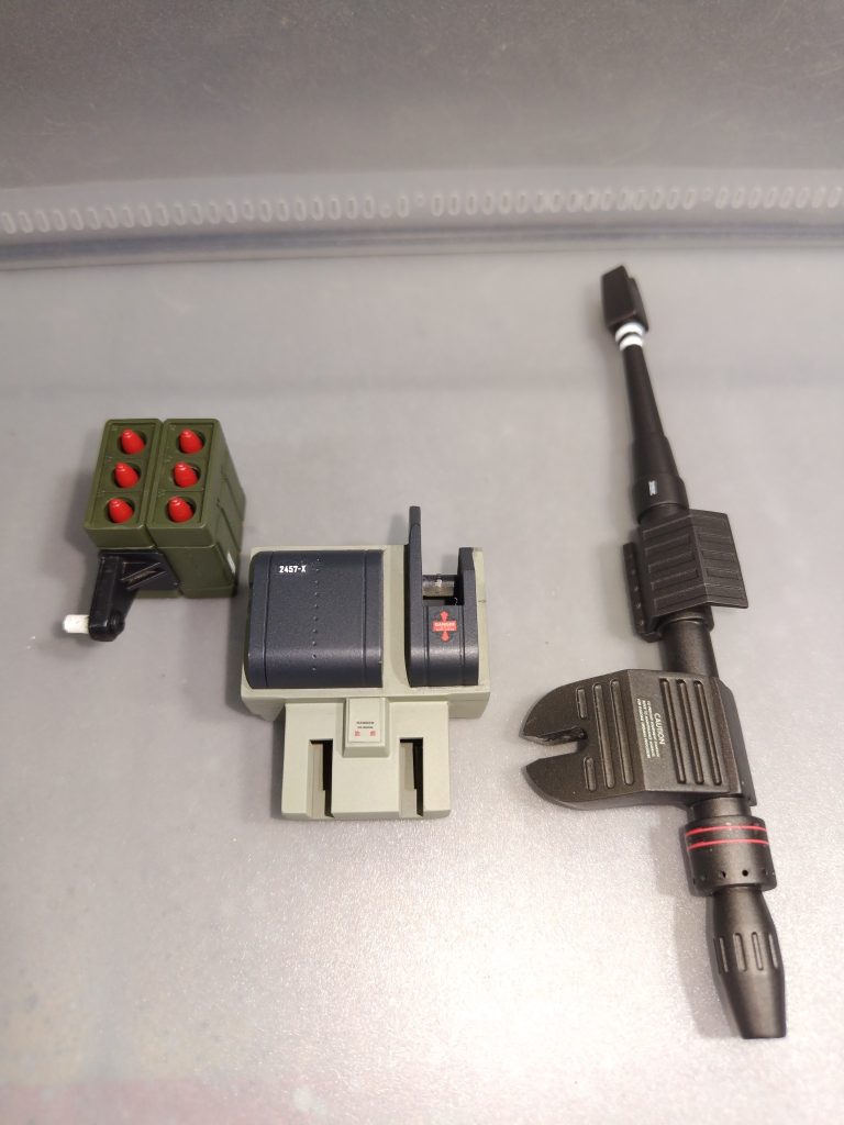 背部ランドセルは特に変更点はありません。拠点防衛用として、対MS戦用にスモークチャージャーの変わりにMGザクよりフットミサイルを移植しています。キャノン砲は5mm延長しています。