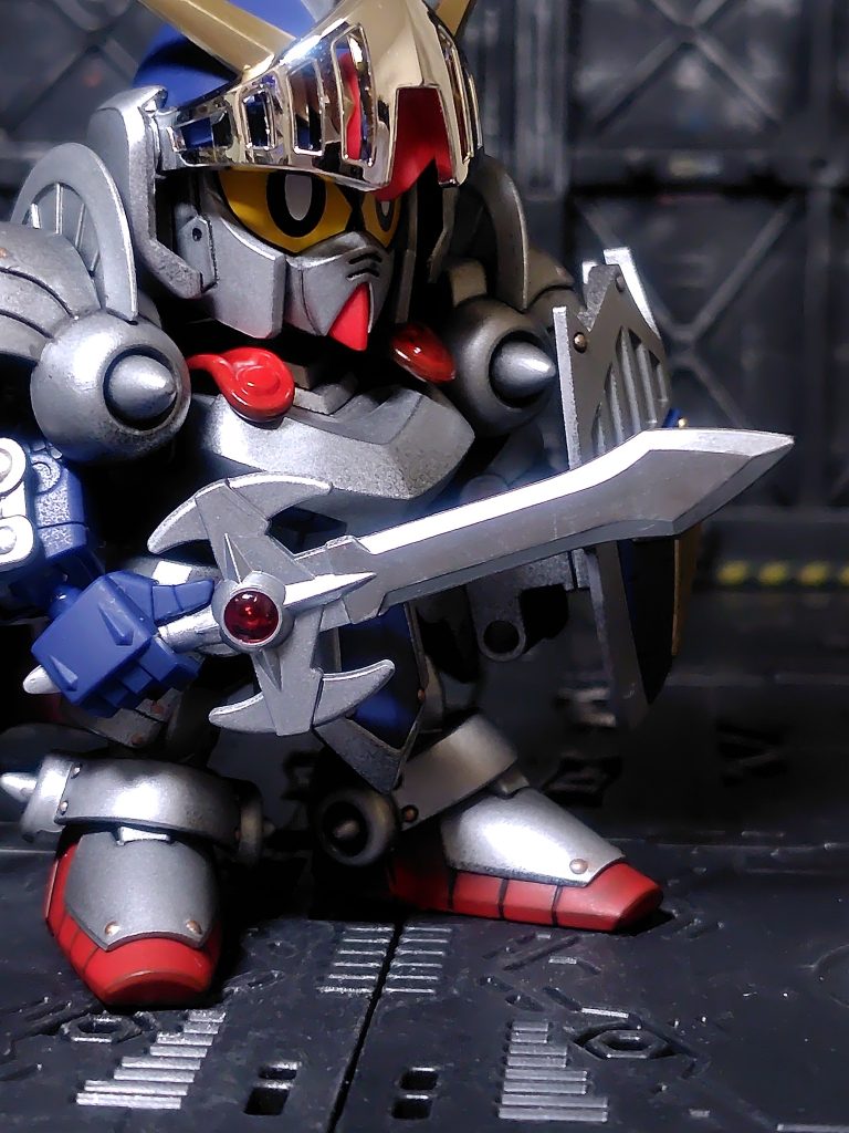 ソードは刃を4アーティストマーカーのシルバー、刀身部分をガンメタリックで塗り分けてるんですが写真だと伝わりにくいですね(gundam-kao5)
