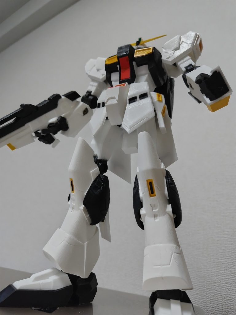 ３Dプリンターで印刷されたレプリカのνガンダム部品同士接続はかなり強引に行われたようでスミ入れはなくよく見れば所々接着剤の跡が露出している動かないので写真撮影の華やかさへの影響は甚大であり完璧とはほど遠く・・・だが　　ひつじにとっては・・・