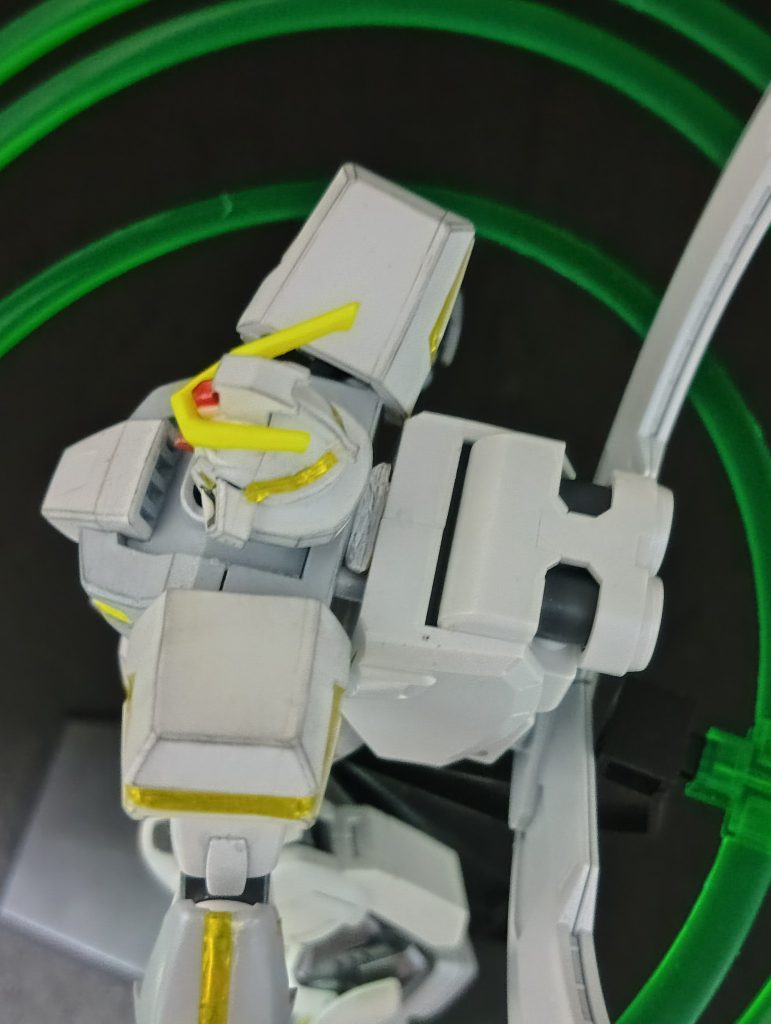隙間に肩アーマーが入り込んで反らせます。見えにくい場所なので、処理はここまで。手抜き主義なもので(gundam-kao2)