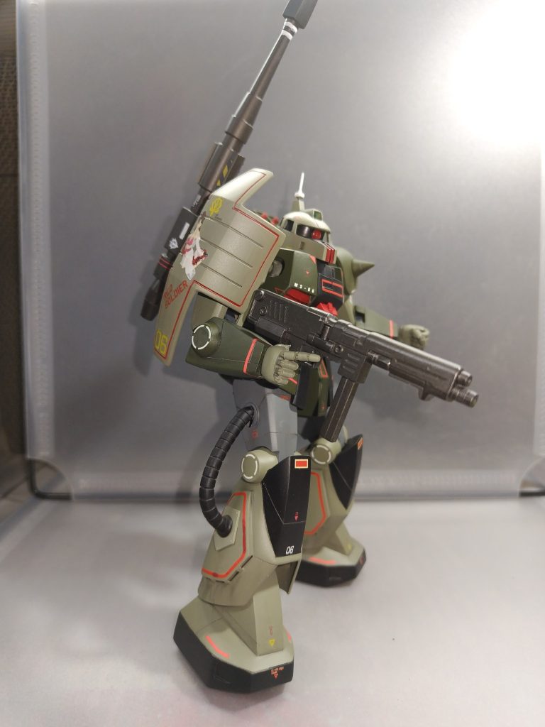 ポーズシールド固定は、ポリキャップに変更しています。スパイクアーマーのトゲはMGザクです。&nbsp;
