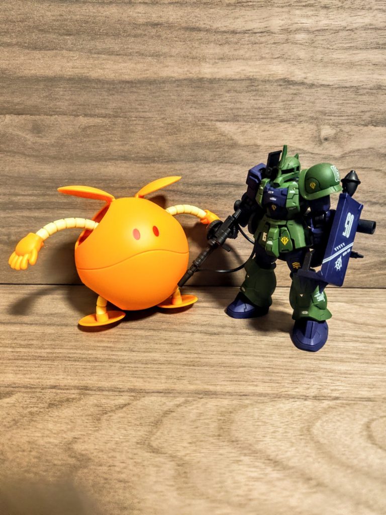 と言うことで、Gフレームと比較。さぁどうですか、このサイズ。Gフレームはリアル路線で外装、フレーム合わせてほぼ1500円ほど。そしてハロは800円。これはなかなか悩ましいところですね（笑）。とはいえ大きいし可愛いし（笑）、カラーリング的には緑がテッパンなんでしょうが、水星で見ていたんで私はオレンジも可愛いなと。