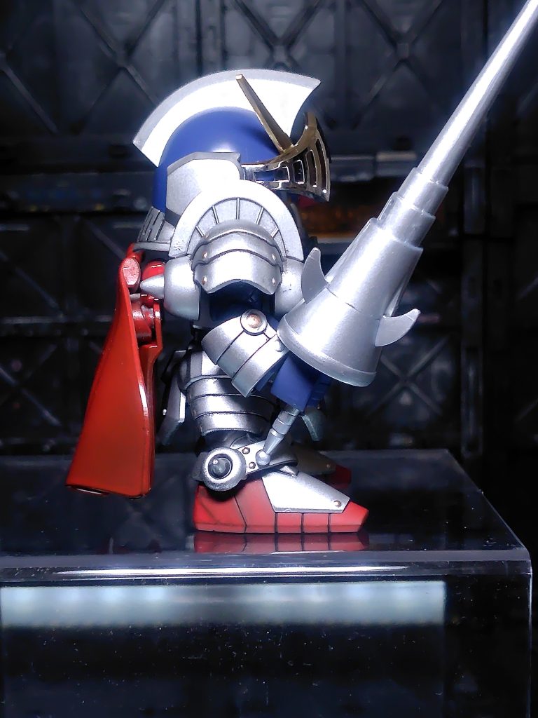 重量バランスが意外と悪くすぐ後ろに倒れます(gundam-kao5)