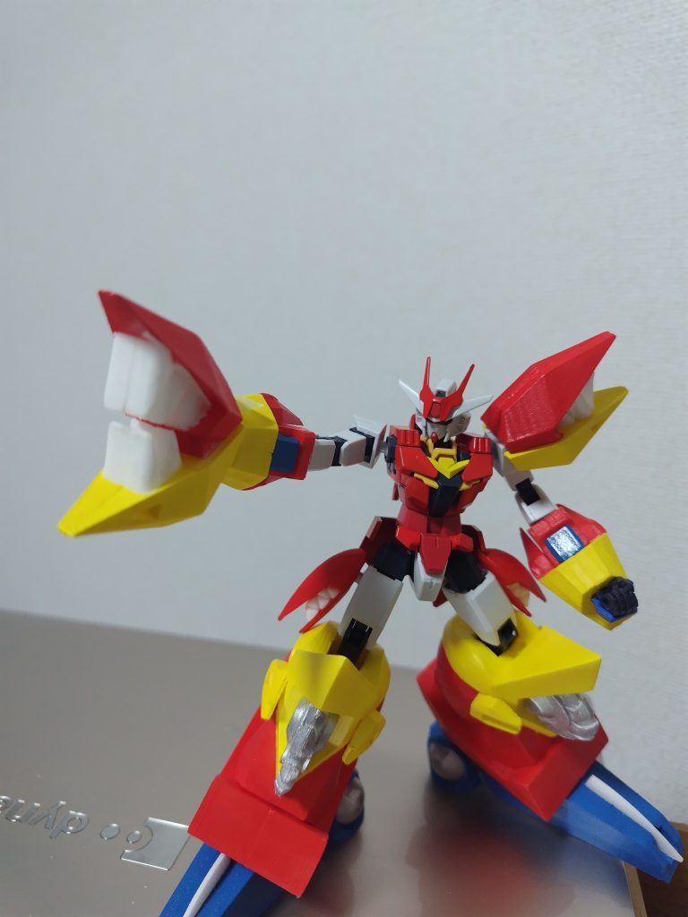 ファングナックル肩のアーマーを腕に取り付け、そのまま敵に発射する命中後はガブガブします
