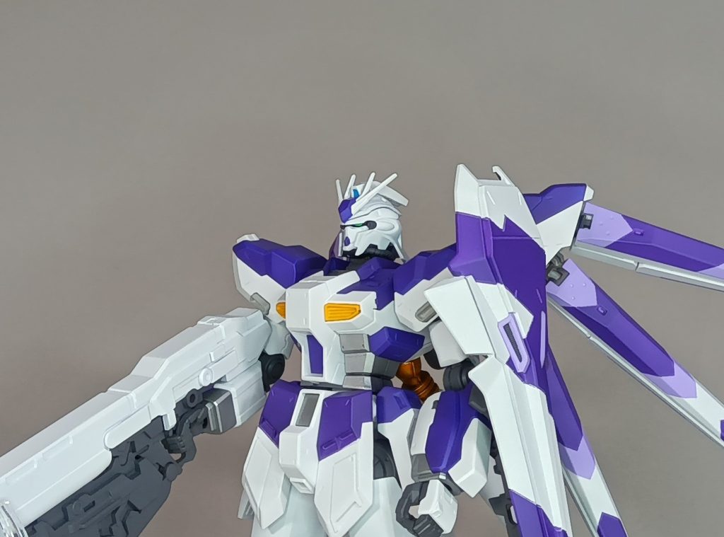 カラーレシピ白　GGXホワイト（クレオス）紫　UG29Hi-νパープル（ガンダムカラー）薄紫　019ラベンダー（ガイアノーツ）黄　025橙黄色（ガイアノーツ）グレー　XHUG03エアリアルグレー（水性ガンダムカラー）薄グレー　072ニュートラルグレーII（ガイアノーツ）蛍光青　101蛍光ブルー（ガイアノーツ）蛍光緑　107蛍光イエローグリーン（ガイアノーツ）銀　8シルバー（クレオス）金　9ゴールド（クレオス）を48クリアーイエロー50%＋49クリアーオレンジ50%でキャンディ塗装Hi-νパープルは塗った瞬間はギョッとするほどドきつい紫で後悔したけど艶消しトップコートするとしっとり良い色になりました