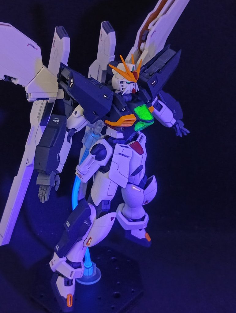 胸は光るよ。赤を重めの赤にしたのでバランスとって黄色も黄橙色に。デカールを大幅に減らしたので、代わりに装甲の各所の排気口？をメッキペンでアクセント。