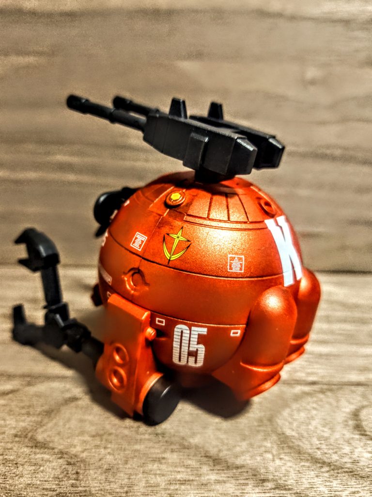 思えば私、ボールのキットってこのカプキャラで満足してしまったんで、これまで作ったことがないんですよ。なのでどこにマーキングやら地球連邦軍のロゴがあるのかすら想像できません（笑）。あえてデカールの上からはウェザリングしてません、なのでパキーンと白い文字やマーキング類が目立ちます。リアル路線では、そこだけ綺麗って何かおかしい気もしますが（笑）。