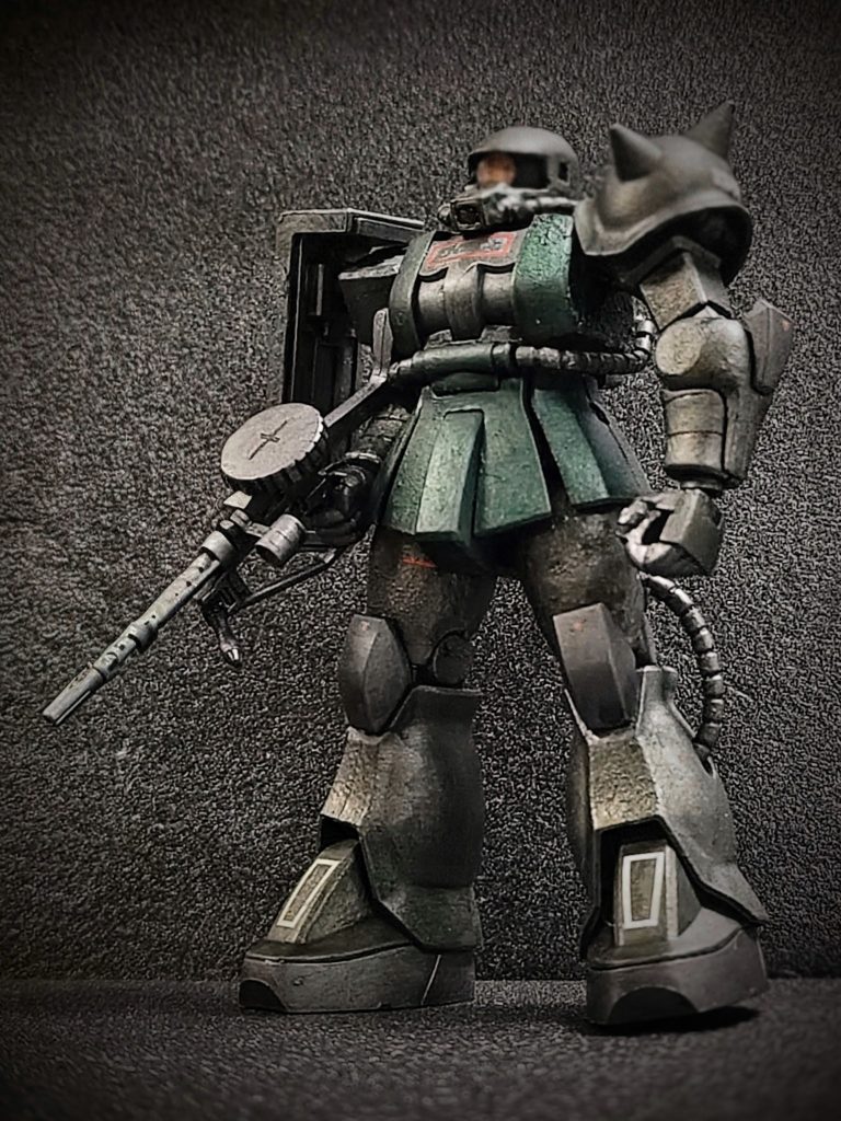 前面カット。通常の武装類での撮影です。もともとは罪プラ崩しもかねて溶きパテだけしてサクっと素組みで作るつもりだったのですが、説明書の写真を見ていたら頭部、及び太腿のムッチリ感が足りなく感じられるのが気になってしまい、そこだけいじってしまいました(zaku-kao4)