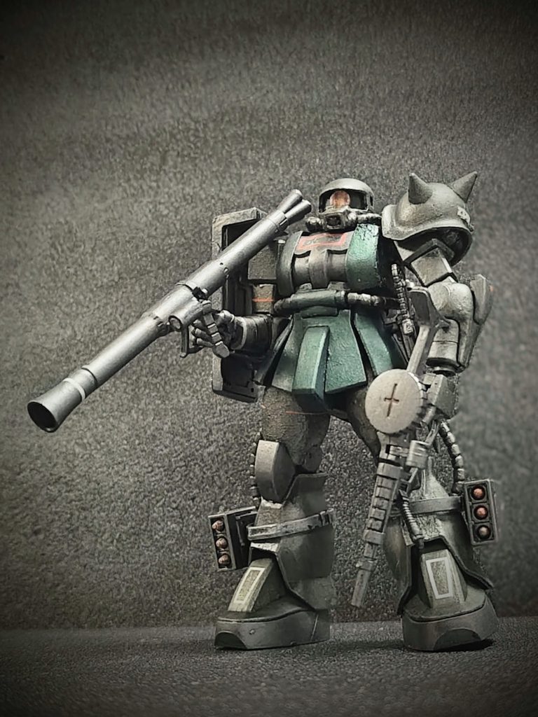 前述べの通り、もともとはグフの横に並べるべくミサイルポッドが付いたザクを作りたかったのですが、重武装好きな自分としてはフルウェポンとして付いている武器類すべてを装着した形にしたくなってしまいました(zaku-kao6)