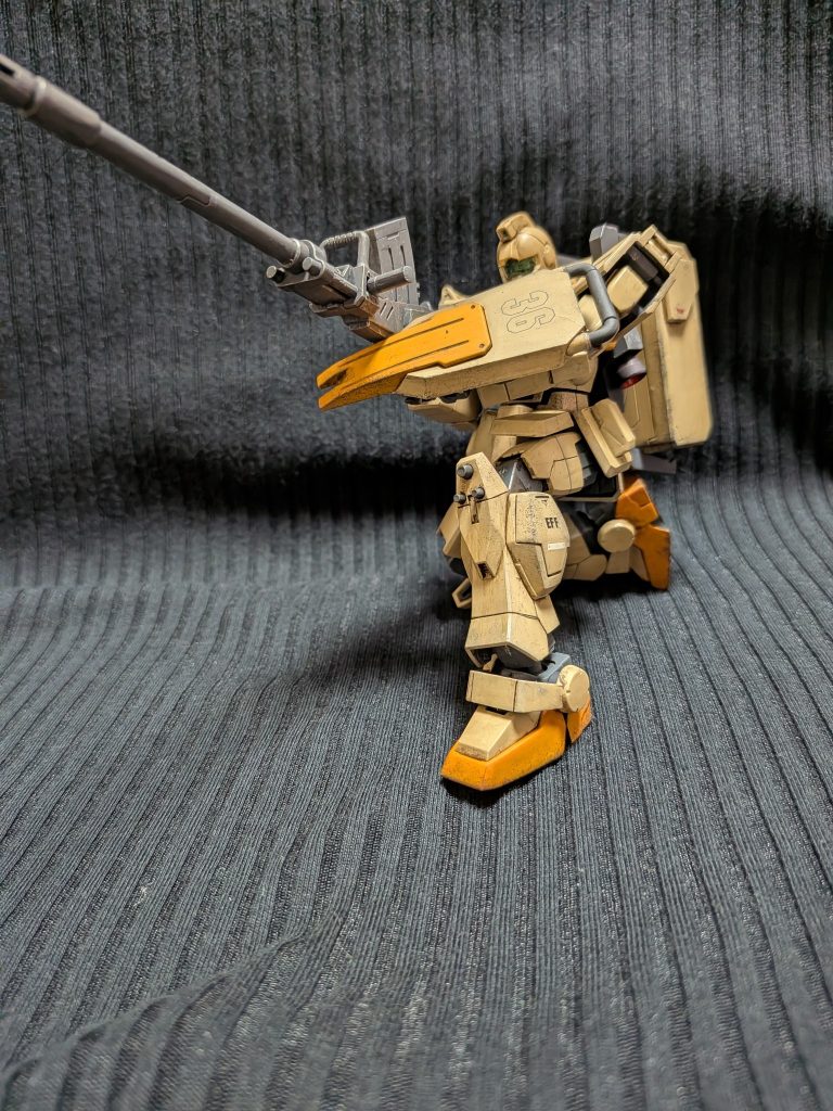 胸部と脚部が陸戦型ガンダムのままですが大破の著しい陸戦型ガンダムから流用した現地改修機の設定です