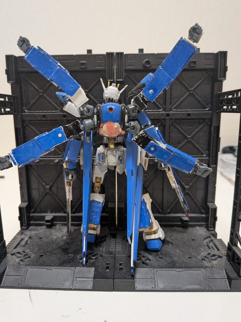 脚部にある大型のGNジェットスラスタで空中での高機動戦闘ができ、ビームマグナムに匹敵する高火力と戦艦の装甲を切り裂くことのできるのソーデットカノン、4本のサブアームという名のメインアームと呼ばれるラーフフィストそれからなるビームサーベルをメインアームも含めて6刀流をこなし、さらにインコムのようにハンドパーツを飛ばすといったこともできまた、サイドスカートに計4基のストライクフリーダムのスーパードラグーンも装備しているといった具合の機体に色々と仕込んだ機体になっているこれらを維持するために核融合炉を2基搭載している2基搭載しなければならないほど特にソーデットカノンの出力が高く一基はPS装甲やスラスター等の機体維持もう一基はソーデットカノンのための炉として機能している本機の型式番号にある「N2」とは核融合炉を2基搭載しているということを意味している武装ソーデットカノンビームサーベル✕675mm対空自動バルカン砲塔システム イーゲルシュテルン×2（ストライクのもの）スーパードラグーンラーフフィスト&nbsp;