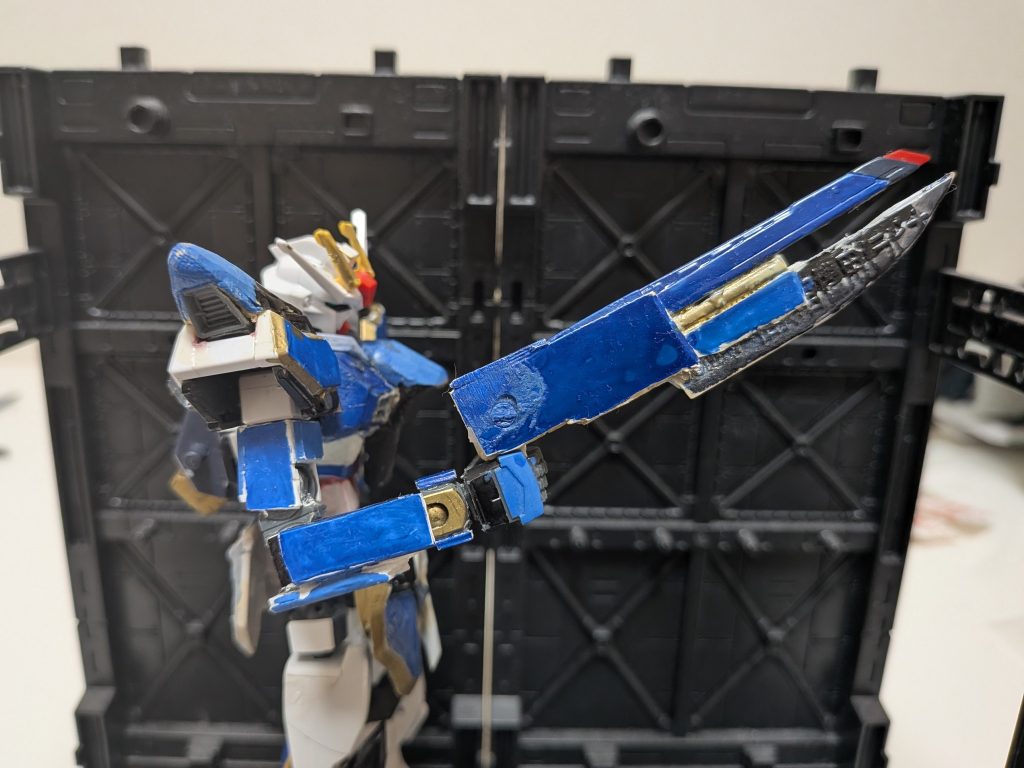 ソーデットカノンノクスフリーダムより前のフリーダムアークと呼ばれていた頃かフリーダムストライクと命名していた頃に初めてプラバンから作った銃剣銃部分はフリーダムのクスフィアスを使ってますがそれ以外はランナーやプラバンから作り出しています（なおロストテクノロジーです）腕部はバインダーガンのアームみたなものとボールジョイントを使ってプラバンを積層して作った腕部となり、GN粒子をより浸透させて「GNビルドナックル」を使えたりもします（一発使えば手がオシャカになる）もし気になる方がいれば対応します！