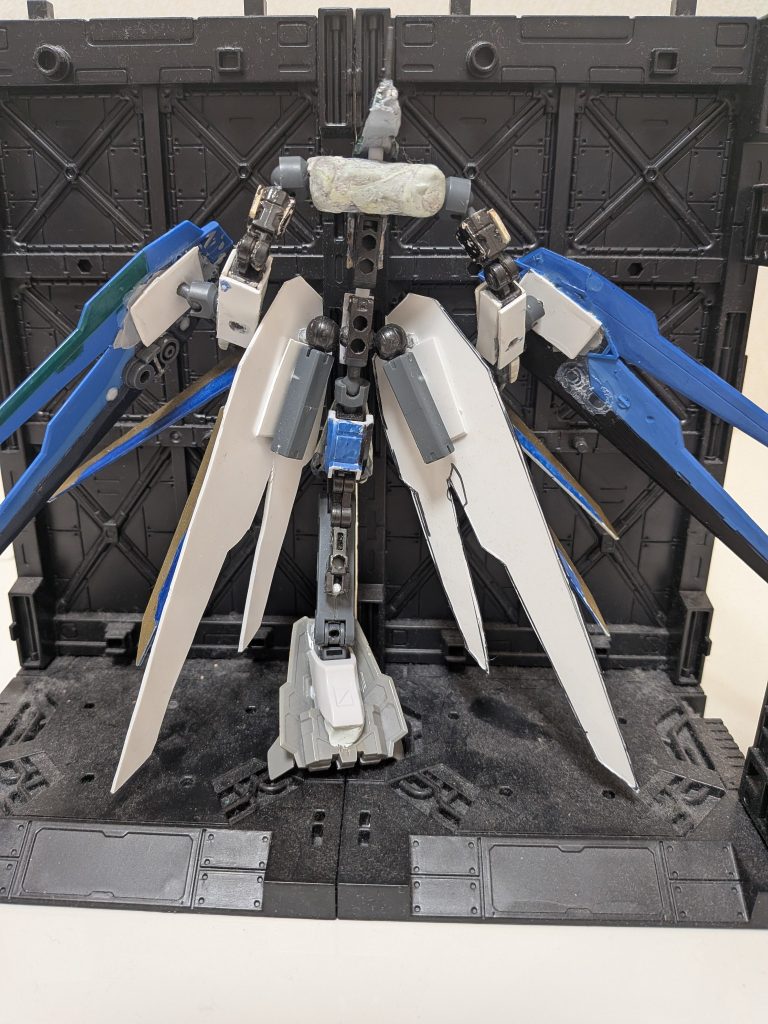 このガンプラは如何に軽量化して、尚且つどこまでシルフィアーネに近づけられるかをかれこれ3年近く試行錯誤し、解体しては組み上げを何十回か繰り返して名前にある通り、「三世」で本機のために作った新フレーム「ウィンジーネフレーム」の完成をもって、形となりました。&nbsp;