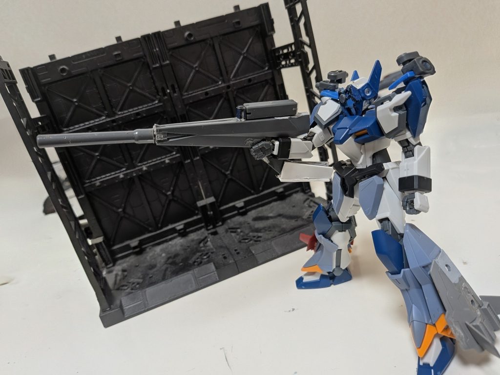 本形態唯一の武器FKW-013 300ミリ口径無反動大型ライフルグレイヴディアス用に作られた多目的ライフル無反動であるため無重力となる宇宙での戦闘時の反動による移動を考える必要がなく連射もしやすい、その反面重量が重く、地上戦では少々扱いにくい武装となった&nbsp;