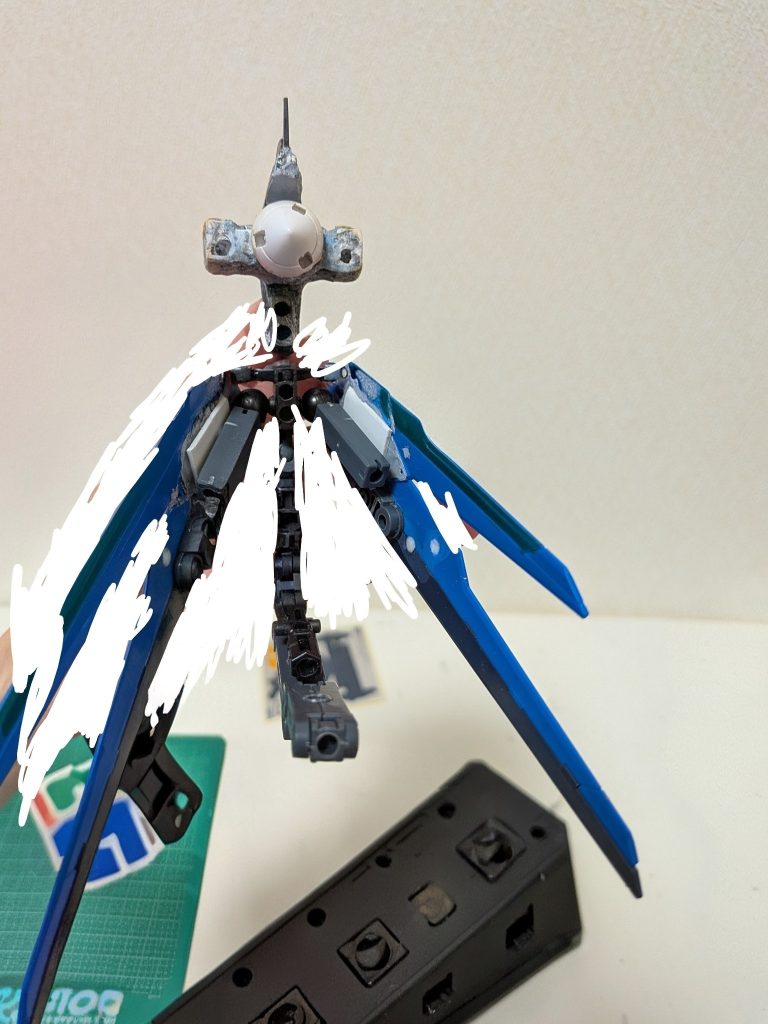 ※作者の腕とかを消そうと消しゴムマジックを使ったものの思うように消えず手だけ白く塗りつぶしてますこの画像に写っているのが基礎としたウィンジーネフレームとなっており30mmのラビオット（？）に換装する（？）パーツのロイロイのパーツを胴体としてコクピット部位をGフレームの腰パーツとバルバトスの踵パーツを取り付けて、接続軸としてボールジョイントの受け側をタミヤセメントでガチガチに固めてます下半身（というか足？）はGフレームの足とアームアームズ（ランナー名）を使って人魚の尾ひれを再現（したかった）その尾ひれを覆うように配置したのがフリーダムの羽となっており、現在ではそれを複製した（デザインナイフでプラバンから）偽のフリーダムの羽と付け替えています頭部パーツはフェニーチェリナーシタの膝パーツとバルバトス第六形態に付いてくるグレイズ指揮官機用のアンテナを使っており、接続軸は3ミリ&nbsp;