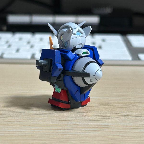 νガンダム制作時に余ったLEDユニットの投入先としてGNドライブが良さそうだったのでHGガンダムエクシアを買ってきて作り始めました。画像2枚目以降を見ていただければわかるのですが、この機体のために作られたLEDユニットじゃないかというくらいピッタリさいずでした。（2枚目）