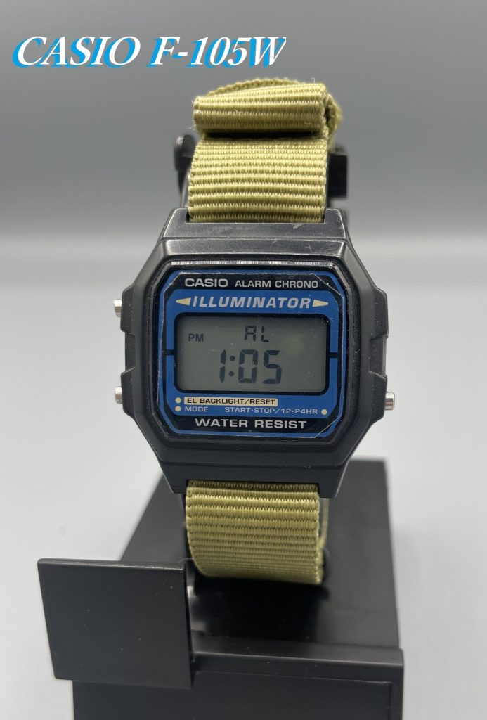 CASIO &nbsp;F-105W&nbsp;　これまたボロッちい腕時計ですが、このモデルはF-105Wと言います。先ほど紹介したF-91Wの兄弟機で、値段も同じくらいです。　このF-105Wは、Fー91Wの弱点であるライト機能の弱さを克服し、ライトボタンを押すと明るく画面全体がブルーに光るのが持ち味です。バッテリーも非常に優れており、F-91WもF-105Wも電池寿命は驚異の７年間です。　バンドがウレタンからナイロン製に代わっているのは、使っているうちにウレタンバンドがちぎれてしまったからです。驚異的なタフネスを誇るCASIOの腕時計ですが、唯一の弱点が・・・・　それは、ベルトのウレタンが加水分解して切れてしまうことです。電池寿命の７年よりも前に、ウレタン素材のベルトがちぎれてしまうケースが多いです。加水分解は、我々玩具マニアには付き合いの深い？？現象ですよね。　私のようにベルトを買い替えて遊ぶマニアもいますが、ベルトの方が時計より高かったりするので、多くの人はベルトが切れたら買い替えるんじゃないでしょうか。だって安いから(^^;笑ところで、Fと105という数字ですが、ピンと来た方はいらっしゃるでしょうか？？Fはフォーミュラ・・・そして105が機体番号の機体と言えば・・・&nbsp;&nbsp;キャンプラの代表作の一つ！？