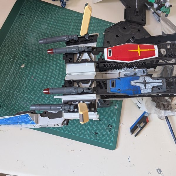 現在パーツが無くて半ば製作が止まってるデンドロビウムを使ったミーティアとなってます3ミリ軸なら機体に取り付けられる想定で現時点ではグレイヴディアスが対応してます（現在手元に無いため過去に撮った写真を貼っています+消しゴムマジックも使ってます）コレあったら良いんじゃない？みたいなコメントもぜひ聞かせてください（作れたら自作も検討してみます）（3枚目）