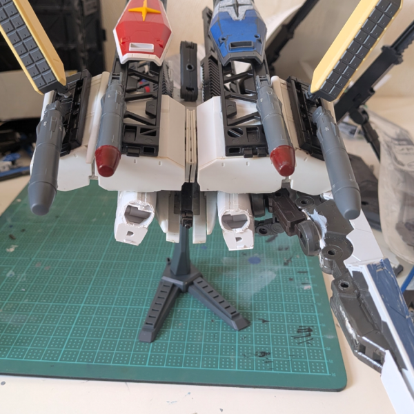 現在パーツが無くて半ば製作が止まってるデンドロビウムを使ったミーティアとなってます3ミリ軸なら機体に取り付けられる想定で現時点ではグレイヴディアスが対応してます（現在手元に無いため過去に撮った写真を貼っています+消しゴムマジックも使ってます）コレあったら良いんじゃない？みたいなコメントもぜひ聞かせてください（作れたら自作も検討してみます）（4枚目）