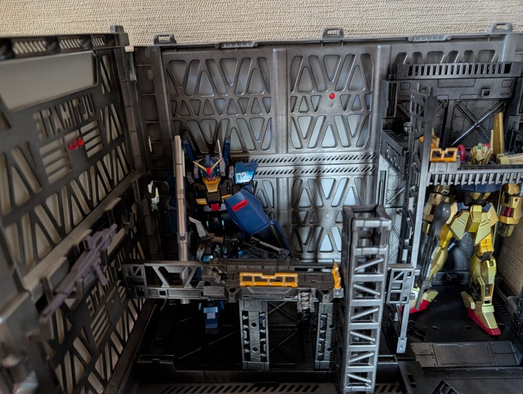 黄色の柵はガンダムマーカーの黄色に柵の淵をゴールドにしてみました。金属っぽくしたくて