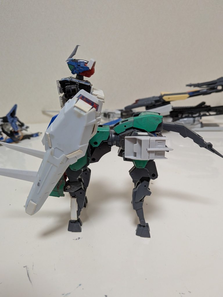 背中のパーツは作るのを諦めた本家ツェンドルグの対空兵器であるミッシベジャベリン（？）の名残です過去に書いていた小説では「スローイングランス」と名称を変えて登場はしています（pixivに投稿してないから独り言だと思ってください）