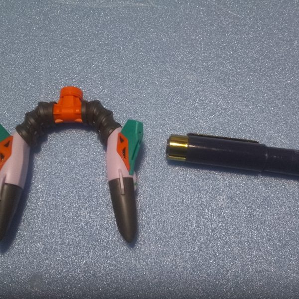 どうも！こんばんは〜っ♫G太郎デス😁本日はパチ組ジフレドのバックパックの塗り分けをシタデルで塗り分けて行きます。①シタデルを良く振って撹拌します。②スミ入れはサクラ　ＰＩＧＭＡ　0,03　ブラックで描き込み。③百均アイテムの細筆で塗り分け　密閉力が強いのでパープルが十二分に発色するので塗りムラを気にせずに塗る事が出来マス。④はみ出た塗料はガイアノーツのセラブレードかき取って修正で完成となりマス。（3枚目）