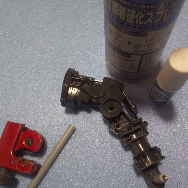 どうも！こんばんは〜っ♫　G太郎デス😁PG　シャア専用ザク　経年劣化のABS樹脂　足首の可動軸リペアデス。同径のウェーブのプラパイプにオリジナルの寸法の「辺りを取って」トレース　パイプカッターでカットします。百均アイテム　「ブラシタイプ　瞬間接着剤」と「ウェーブ　瞬着硬化スプレー」で基部をガッチリ固定します。ポリキャップを差し込みやすくする為にテーパー加工を行い。内部に3,5mmアルミ線を入れて「保険」をかけておきます。&nbsp;最後迄お付き合い頂きましてありがとうございました✨（4枚目）