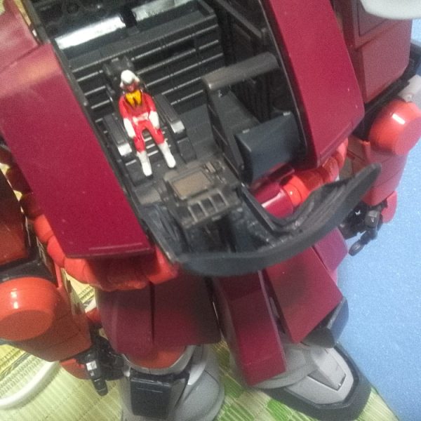 どうも！こんにちは〜っ♫G太郎デス😁  今回は　PG　シャア専用ザク　ちっこいシャア大佐をマッキーや百均マーカーを駆使して塗装スル