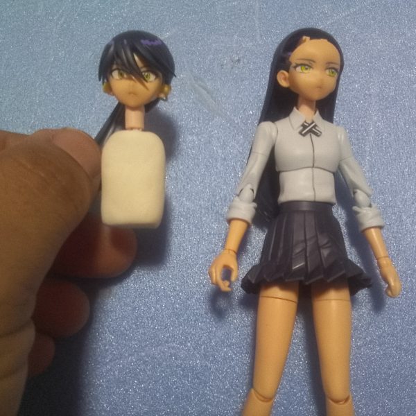 どうも!こんにちは〜っ!G太郎デス♫今回は コレからの作業のベースになるボディを百均アイテム樹脂粘土をザックリを盛って行きマス。①今回使用する 百均アイテムの樹脂粘土デス。ヤスリ掛け デザインナイフでの削り出しも出来る優れモノ。最近材質が変わって若干使いにくくなったのが残念😞②以前 樹脂粘土でブロックを作っていたモノをベースにして盛って行きマス。③樹脂粘土は乾燥すると収縮するので気持?一回り大き目に盛って置きます。④本日は気温が5月なのに💦27℃迄上がったので「気持ち?」収縮シマシタ。ソレでも完全乾燥は数日掛かりそうです✨⑤最後迄お付き合い頂きましてありがとうございました😊(3枚目)