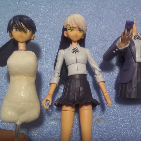 どうも!こんにちは〜っ!G太郎デス♫今回は コレからの作業のベースになるボディを百均アイテム樹脂粘土をザックリを盛って行きマス。①今回使用する 百均アイテムの樹脂粘土デス。ヤスリ掛け デザインナイフでの削り出しも出来る優れモノ。最近材質が変わって若干使いにくくなったのが残念😞②以前 樹脂粘土でブロックを作っていたモノをベースにして盛って行きマス。③樹脂粘土は乾燥すると収縮するので気持?一回り大き目に盛って置きます。④本日は気温が5月なのに💦27℃迄上がったので「気持ち?」収縮シマシタ。ソレでも完全乾燥は数日掛かりそうです✨⑤最後迄お付き合い頂きましてありがとうございました😊(5枚目)