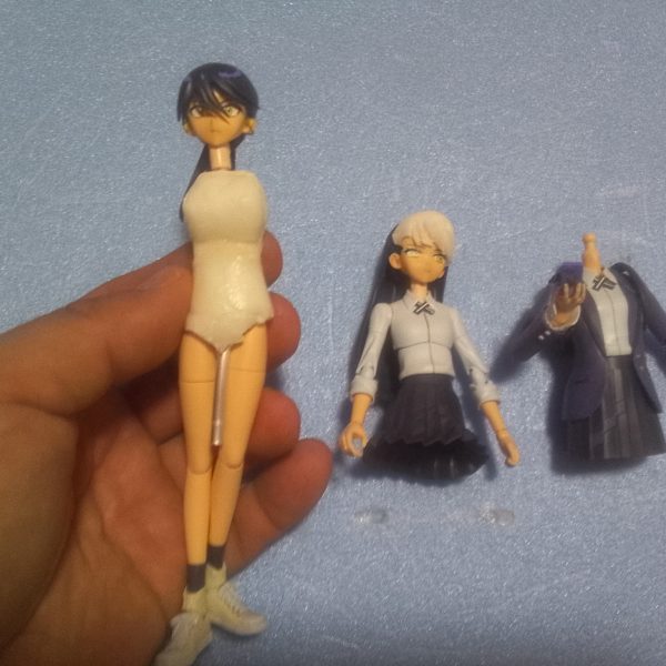 どうも!こんにちは〜っ!G太郎デス♫今回は コレからの作業のベースになるボディを百均アイテム樹脂粘土をザックリを盛って行きマス。①今回使用する 百均アイテムの樹脂粘土デス。ヤスリ掛け デザインナイフでの削り出しも出来る優れモノ。最近材質が変わって若干使いにくくなったのが残念😞②以前 樹脂粘土でブロックを作っていたモノをベースにして盛って行きマス。③樹脂粘土は乾燥すると収縮するので気持?一回り大き目に盛って置きます。④本日は気温が5月なのに💦27℃迄上がったので「気持ち?」収縮シマシタ。ソレでも完全乾燥は数日掛かりそうです✨⑤最後迄お付き合い頂きましてありがとうございました😊(6枚目)