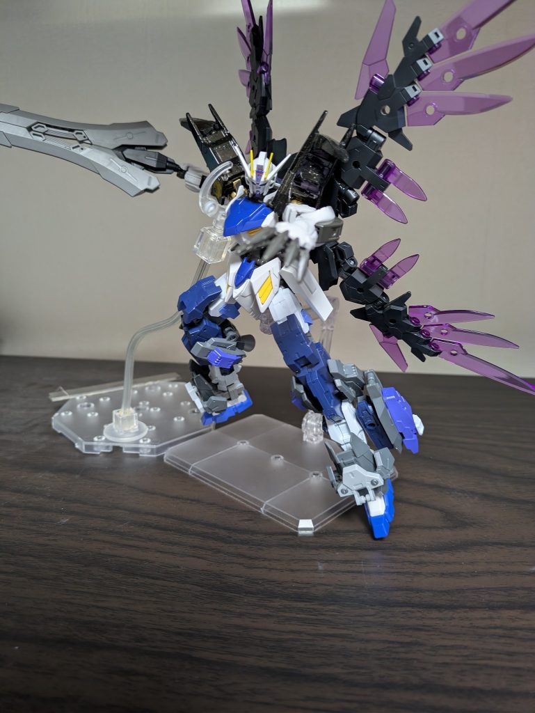本機はそんな代物を片手で扱える..ようだ。フェザーソードファンネル・Ωウイングユニットに搭載されている武装。計24基あり、敵機を切り裂く・貫くという使い方が可能。ビーム・フェザーソードファンネルフェザーソードファンネル・Ωと同じ見た目をしたビームファンネル。機体エネルギーがある限り無限に生成できるが、前方に飛ばすというような単純な攻撃しかできないめ、使い勝手が少々悪い。以上です!次回は...分かりません!ご覧いただきありがとうございました!