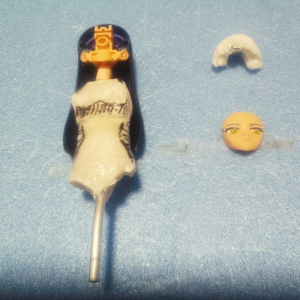 どうも！おはようございます😃Ｇ太郎デス♫今回は百均樹脂粘土で作っていたボディを削って行きマス。①頭部パーツをバラした展開図。※樹脂粘土はプラへの食い付きは皆無なので綺麗に外れマス。②デザインナイフで余剰部分を削り込みマス。③280番のフィニッシュペーパーで凹みをならしマス。④組み上げてクリアランス調整を行いマス。⑤組み上げてチェック　髪パーツの毛先が強度的に問題があるので百均エポパテで追加工する予定デス。⑥ボディパーツの削り込み。あまりリアルに形状を出しするとレギュレーションに引っかかるのでボディラインを整える（ノーマルスーツの芯になる程度）でおさめます。&nbsp;（2枚目）