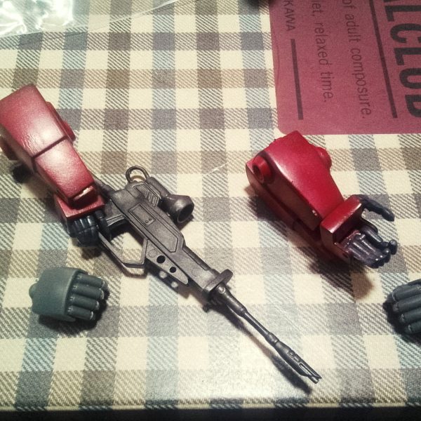 断捨離活動中に1986年（約四十年前）に作った旧キットリゲルグを発掘。ジップロックで保存していたので保存状態は良好？処々チェックして経年劣化箇所をリカバリーして行きマス。①　旧キット　リゲルグのデフォルト状態デス。②　①の状態と比べて貰えると購入当日　改造を加えてイマス。③　HGUCゲルググよりも小顔になってイマス😁④　旧キットの簡易可動ハンドとHGUCハンドとの比較。⑤　腿の延長はバルサ材で延長しています。瞬着の経年劣化でポキっと折れたお陰で確認出来マシタ。⑥　頭部　首周りの補修となりマス。（5枚目）